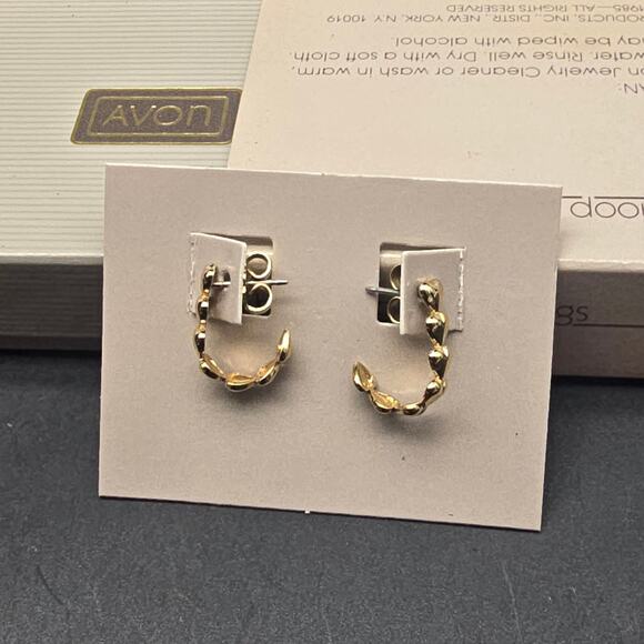 Avon Heart Hoop Earrings In Box Gold Tone Huggie Half Hoops Vintage - Picture 1 of 6